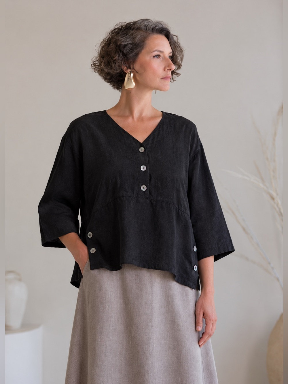 CLICK Black 100% Linen Mother of Pearl Button Top – Size XL *1081
